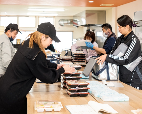 お弁当製造・宅配準備の風景